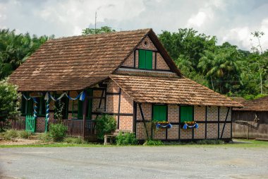 Pomerode, SC, Brezilya - 01.22.2024: Şehrin kırsal kesimindeki Alman göçmenlerin yarı keresteli evi.