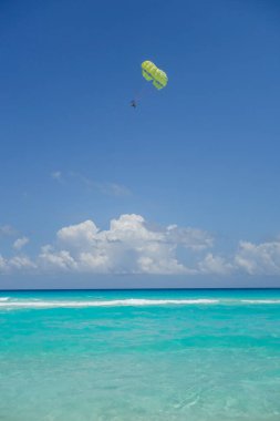 Meksika, Cancun 'daki Karayip Denizi' nin turkuaz suları. Otel sahili..
