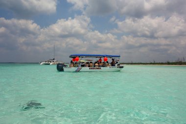 Cozumel Adası, Meksika: Karayip Denizi 'nin Turkuaz sularındaki turistik tekne.