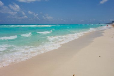 Meksika, Cancun 'daki Karayip Denizi' nin turkuaz suları. Otel sahili..