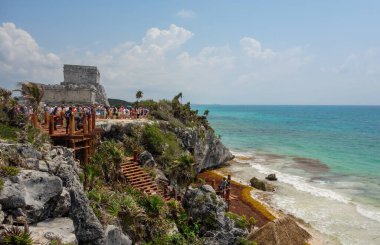 Tulum, Meksika - 04.26.2024: arkeolojik alanı harap eder. Riviera Maya 'daki Antik Maya Harabeleri.