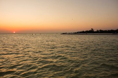 Holbox Adası, Quintana Roo, Meksika 'da güzel bir gün batımı..