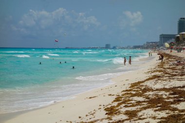 Cancun, Meksika: Otel bölgesi plajında Karayip Denizi 'nin turkuaz suları.