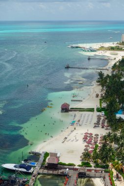 Cancun, Meksika 'daki otel bölgesinin havadan panoramiği..