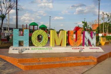 Homun, Meksika: Renkli turist tabelası.