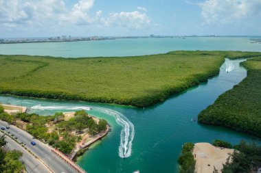 Meksika, Cancun 'un mangrov bölgesindeki deniz kanallarının panoramik havası..
