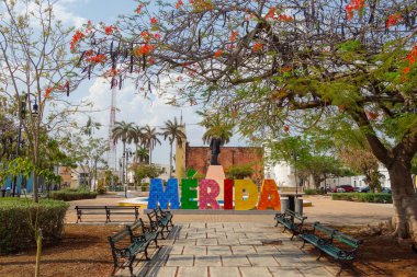 Merida, Meksika: Şehir meydanında renkli turist tabelası.