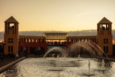 Curitiba, Brezilya: Tangua Parkı. Gün batımında çeşme ve görüş açısı.