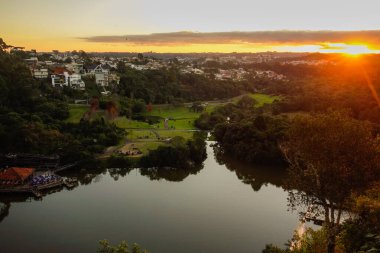 Brezilya, Curitiba 'daki Tangua Park Gölü ve kondominyum evleri. Panoramik, günbatımı.