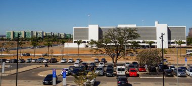 Brasilia, Brezilya - 22 Haziran 2024: Ulusal Kütüphane binası ve şehir manzarası.