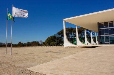 Brezilya 'nın Brasilia kentindeki Yüksek Mahkeme binasının önünde Brezilya ve Mercosul bayrakları dalgalanıyor.