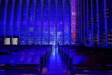 Brasilia, Brezilya - 22 Temmuz 2024: Santuario Sao Joao Bosco, ya da Saint John Bosco Sığınağı, iç manzara. Mavi renkli cam pencereler ve avize.
