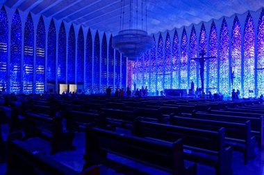 Brasilia, Brezilya - 22 Temmuz 2024: Santuario Sao Joao Bosco, ya da Saint John Bosco Sığınağı, iç manzara. Mavi renkli cam pencereler ve avize.