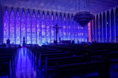 Brasilia, Brezilya - 22 Temmuz 2024: Santuario Sao Joao Bosco, ya da Saint John Bosco Sığınağı, iç manzara. Mavi renkli cam pencereler ve avize.