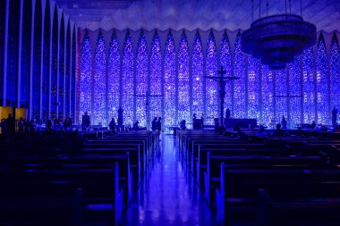 Brasilia, Brezilya - 22 Temmuz 2024: Santuario Sao Joao Bosco, ya da Saint John Bosco Sığınağı, iç manzara. Mavi renkli cam pencereler ve avize.