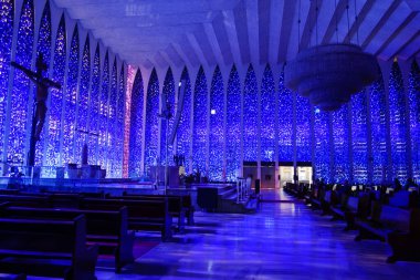 Brasilia, Brezilya - 22 Temmuz 2024: Santuario Sao Joao Bosco, ya da Saint John Bosco Sığınağı, iç manzara. Mavi renkli cam pencereler ve avize.