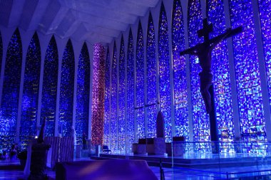 Brasilia, Brezilya - 22 Temmuz 2024: Santuario Sao Joao Bosco, ya da Saint John Bosco Sığınağı, iç manzara. Mavi renkli cam pencereler ve avize.