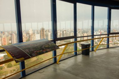 Curitiba, Brezilya: panoramik kule bakış açısı. Arka plan olarak şehir manzarası.