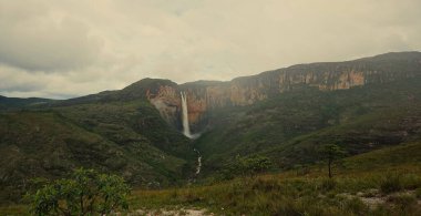 Yağmur mevsiminde Tabuleiro şelalesinin geniş manzarası. Conceicao do Mato Dentro, MG, Brezilya.