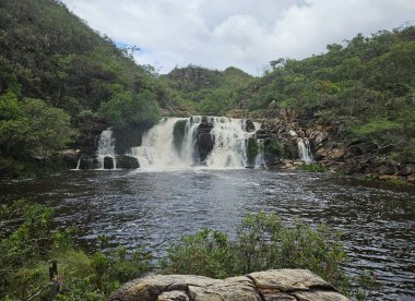 Yaz boyunca Serra do Cipo, Minas Gerais, Brezilya 'daki Serra Morena şelalesinde sel.