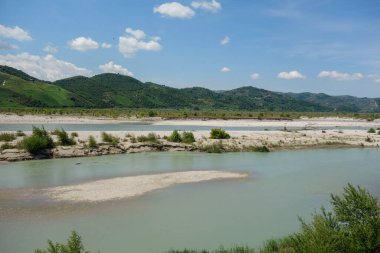 Vahşi Vjosa nehri ve dağları panoramik. Arnavutluk, Avrupa.