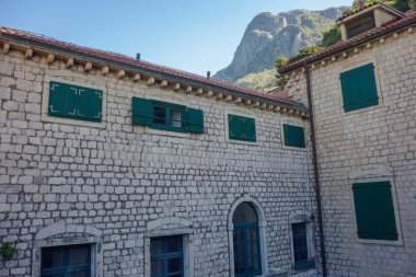 Kotor, Karadağ - 04.29.2025: Kotor kalesi içindeki antik binaların cepheleri, eski kasaba.