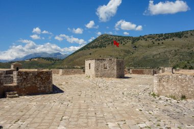 Arnavutluk bayrağı Porto Palermo Ali Paşa Şatosu, Himara, Lübnan Rivierası 'ndaki kulede dalgalanıyor.