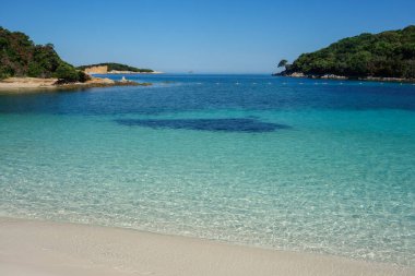 Arnavutluk 'un Ksamil kentinde sahil önündeki ikiz adalar, İyon deniz kıyısı.