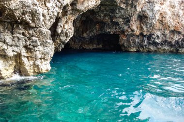 Hırvatistan 'ın Vis adasındaki Yeşil Mağara' da kaya duvar ve turkuaz sular.