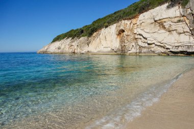 Arnavutluk 'un Himara kentindeki Filikuri Plajı güneşli bir günde gözlerden uzak..