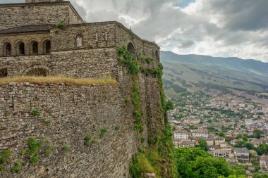 Arnavutluk 'taki Cirokaster şatosunun üst alanından manzara ve şehir manzarası.