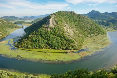 Karadağ 'ın Pavlova Strana kentinden Crnojevica Nehri ve Skadar Gölü' nün geniş manzarası.