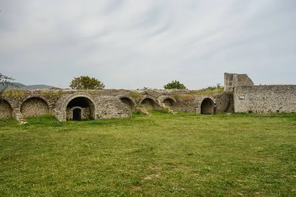 Arnavutluk 'un Berat kentindeki Berat Şatosu' nun duvarları içinde bir Unesco Dünya Mirası Alanı bulunuyor.