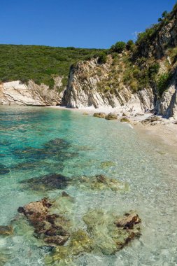 Filikuri Plajı 'nda yaz günü, Arnavutluk' un başkenti Himara 'da gizli ve vahşi bir plaj.