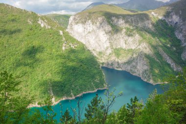 Karadağ, Avrupa 'daki Pluzine kenti yakınlarındaki Piva Gölü' nün panoramik manzarası.