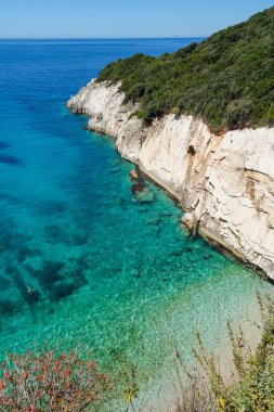 Arnavutluk Riviera 'nın Himara kentindeki Filikuri sahilinin köşesindeki kristal berrak havuz. Yüksek açı.
