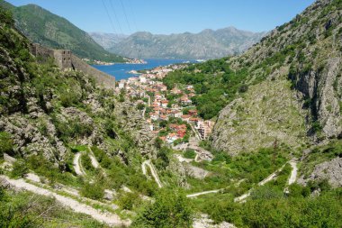 Karadağ kıyısındaki dağların panoramisi ve Kotor körfezi.