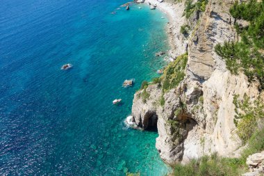 Karadağ, Avrupa kıyılarındaki doğal mağara ve kayalıklar. Kalipso Sahili.