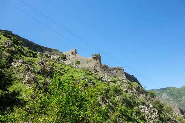 Karadağ 'ın Kotor körfezindeki Kotor kalesinin eski taş duvarı.