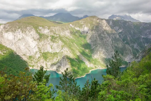 Karadağ, Avrupa 'daki Pluzine kenti yakınlarındaki Piva Gölü' nün panoramik manzarası.