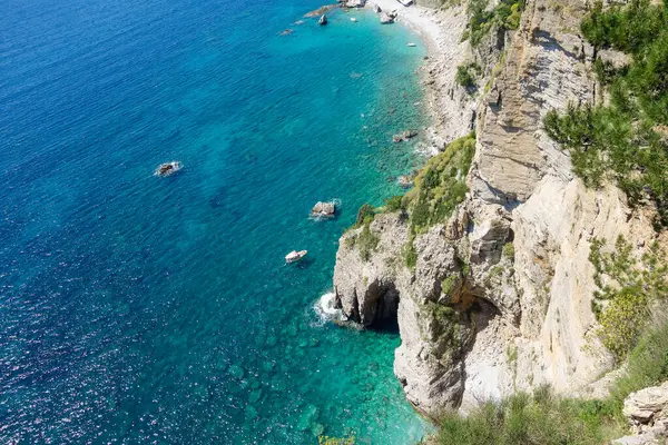 Karadağ, Avrupa kıyılarındaki doğal mağara ve kayalıklar. Kalipso Sahili.