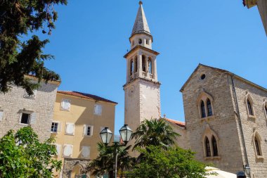 Budva, Karadağ - 05.01.2025: Budva Eski Kasabası 'nın taş duvarları içinde, kalede.