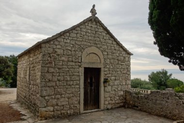 Hırvatistan 'ın Split kentindeki Marjan Orman Parkı' ndaki küçük eski taş şapel..