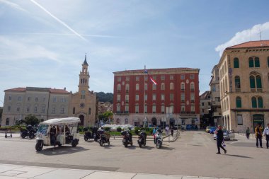 Split, Hırvatistan - 04.23.2025: Vodoskok çeşmesi ve Cumhuriyet Meydanı.