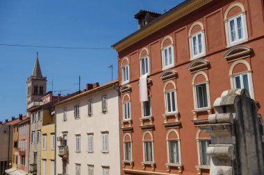 Zadar, Hırvatistan - 04.22.2025: Eski şehrin antik mimarisi.