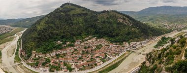 Arnavutluk 'taki Berat kentinin havadan panoramik manzarası. bir Unesco Dünya Mirası Sitesi.