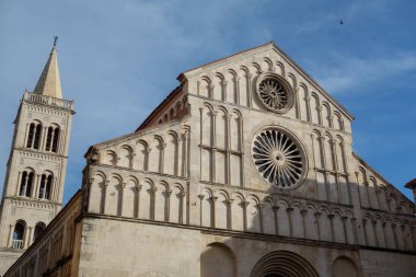 Zadar, Hırvatistan - 04.22.2025: Eski kentteki Saint Anastasia Katedrali.