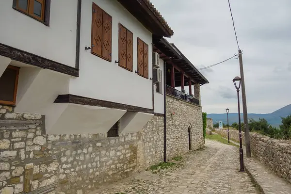 Arnavutluk 'un Berat kentindeki Berat Şatosu' nun duvarları içinde bir Unesco Dünya Mirası Alanı bulunuyor.