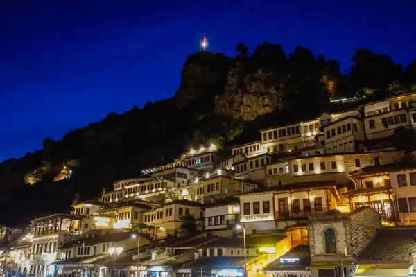 Berat, Arnavutluk - 05.18.2025: UNESCO 'nun Dünya Mirası Alanındaki tarihi Berat kentinde gece görüşü.