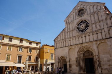 Zadar, Hırvatistan - 04.22.2025: Eski kentteki Saint Anastasia Katedrali.